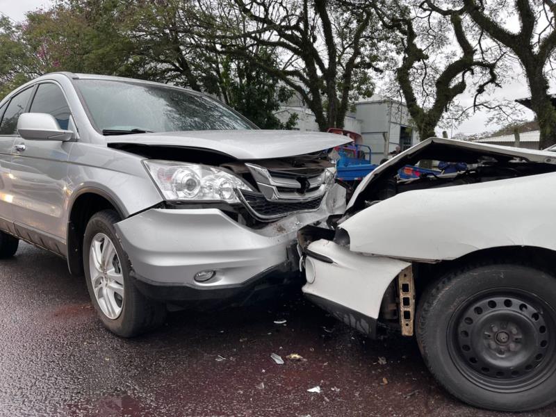 Duas pessoas ficam feridas em colisão no centro de Santa Cruz