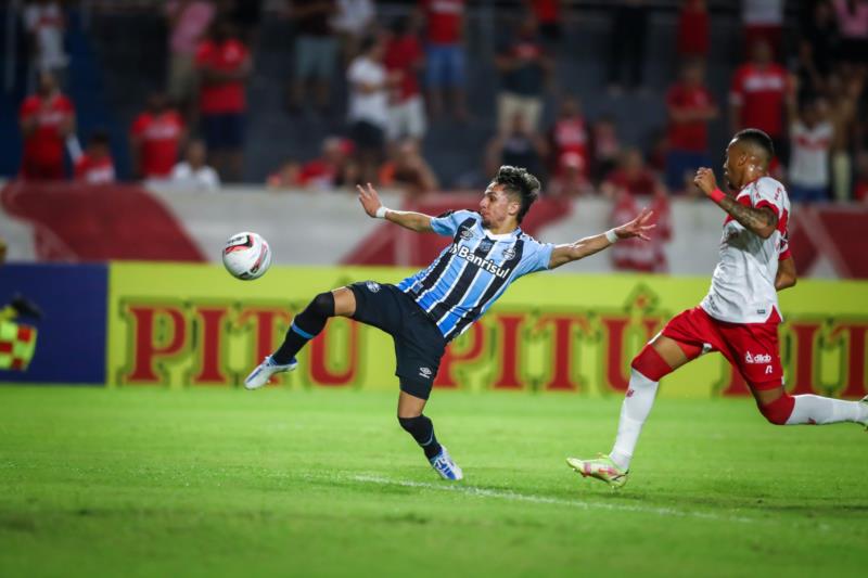 Grêmio é derrotado pelo CRB e deixa vice-liderança da Série B