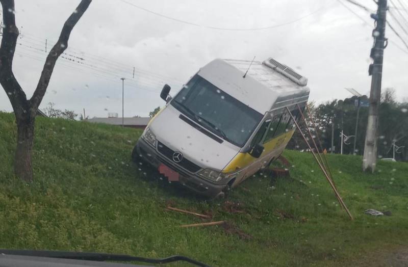 Van escolar sai de pista em Venâncio Aires