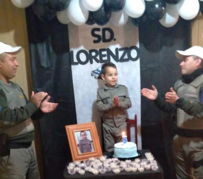 Menino de 5 anos comemora aniversário junto de policiais da Brigada Militar