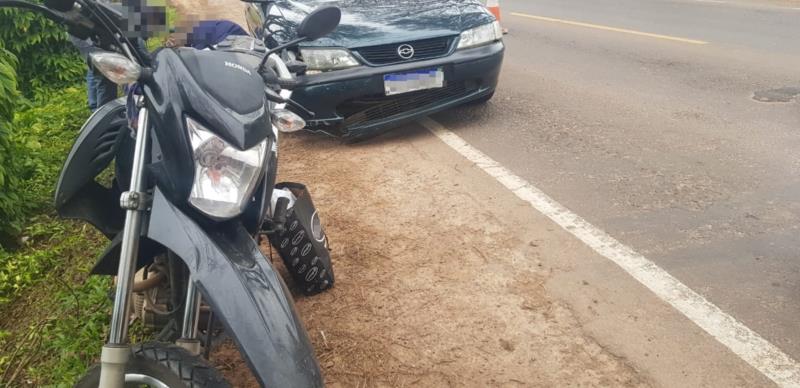 Acidente entre carro e moto deixa uma pessoa ferida na ERS-409