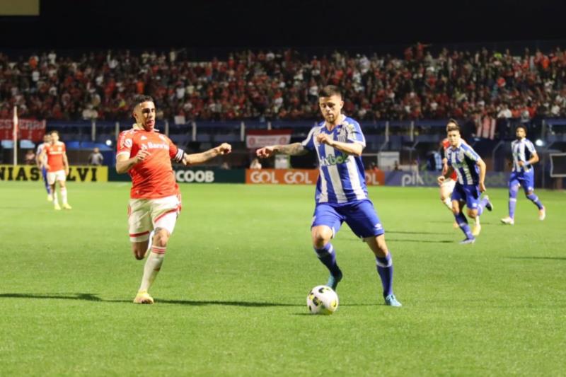 Com gol no último minuto, Inter vence o Avaí em Florianópolis