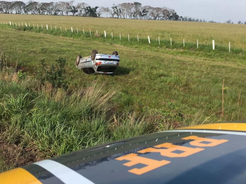 Carro capota em acidente com dois caminhões na BR-471 em Santa Cruz