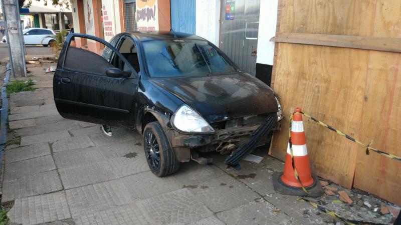 Carro perde o controle e sobe em calçada de Venâncio Aires