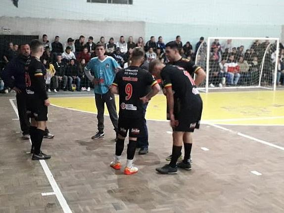 Finais do futsal da SCE Trombudo começam com três goleadas