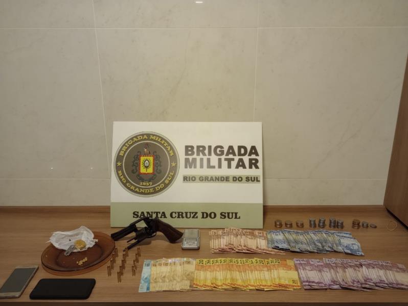 Homem é preso e menor de idade é apreendido por tráfico de drogas em Santa Cruz