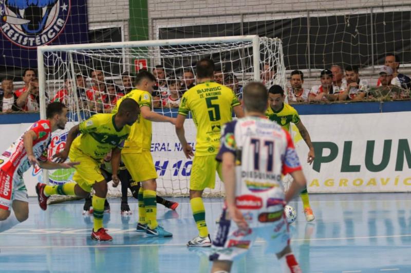 Assoeva perde para o Cascavel e se despede da Liga Nacional de Futsal