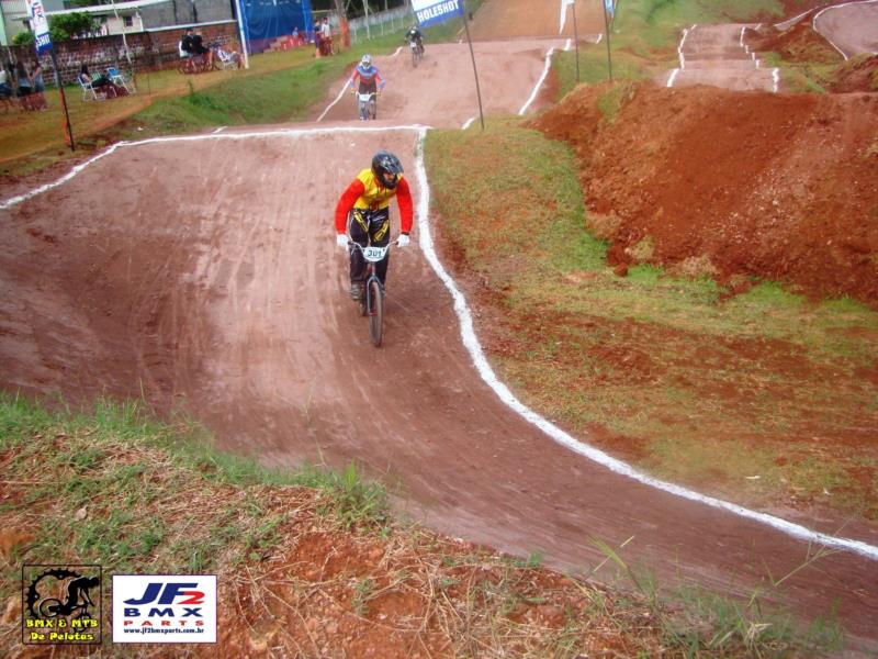 Projeto oferece aulas de bicicross gratuitas para crianças e adolescentes