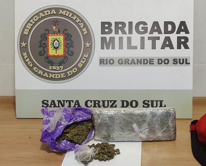 Homem confunde viatura com carro de aplicativo e entrega pacote com drogas para policiais