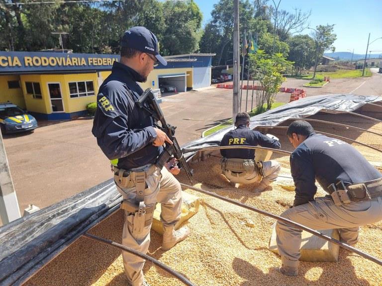 Casal é preso com carreta carregada de droga e milho na BR-386