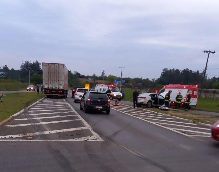 Acidente entre carro e caminhão deixa uma pessoa morta na RSC-287