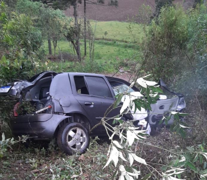 Mulher morre ao colidir carro contra caminhão em Passa Sete