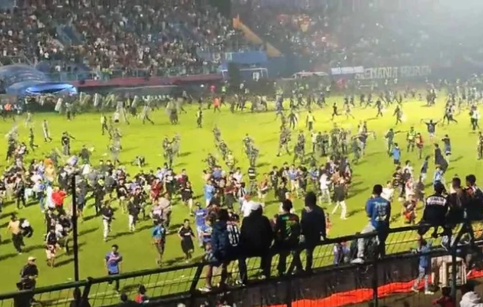 Briga em jogo de futebol termina com mais de 170 mortos na Indonésia