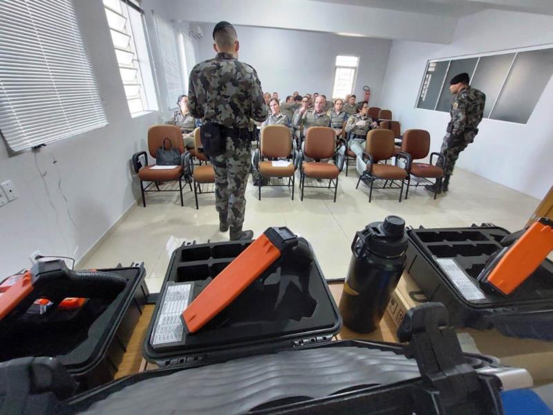 Brigada Militar realiza capacitação com policiais para uso de arma de condutibilidade elétrica