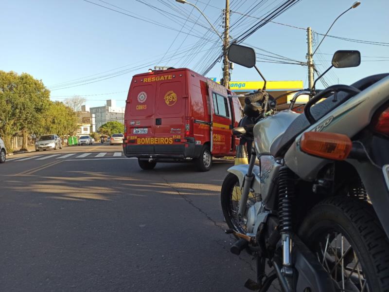 Homem fica ferido após acidente entre carro e moto em Santa Cruz