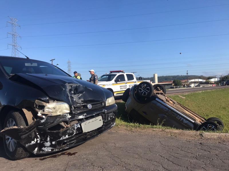 Carro capota após acidente de trânsito em Santa Cruz