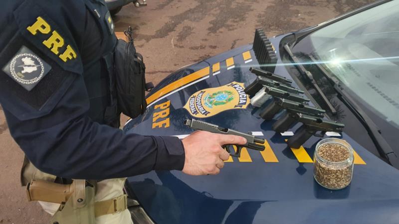 Mulher é presa com armas e sementes de maconha na BR-386