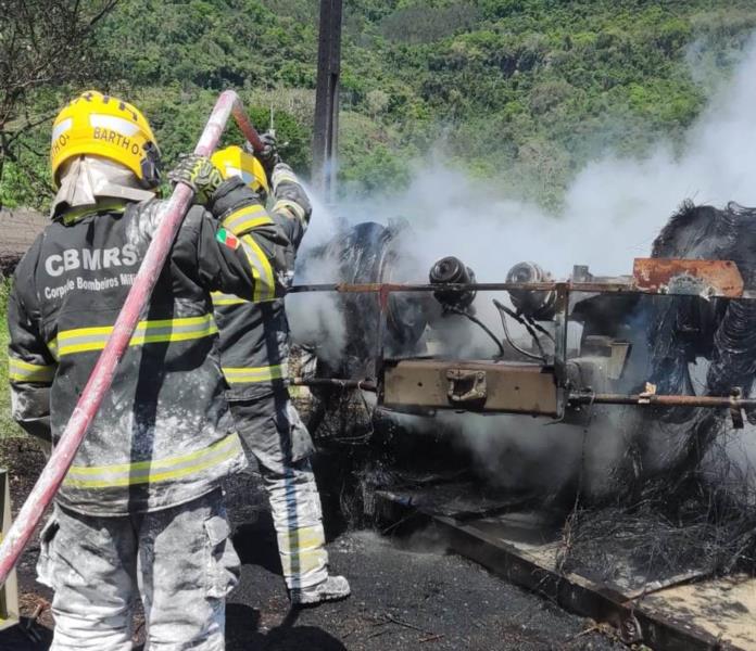 Caminhão capota e pega fogo na BR-386