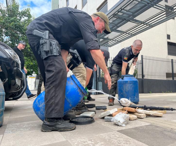 FOTOS: Polícia Civil encontra depósito de drogas de facção criminosa em Rio Pardo