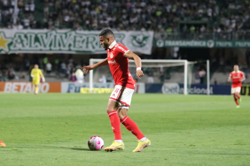 Inter fica no empate com o Coritiba e Palmeiras pode ser campeão na quarta