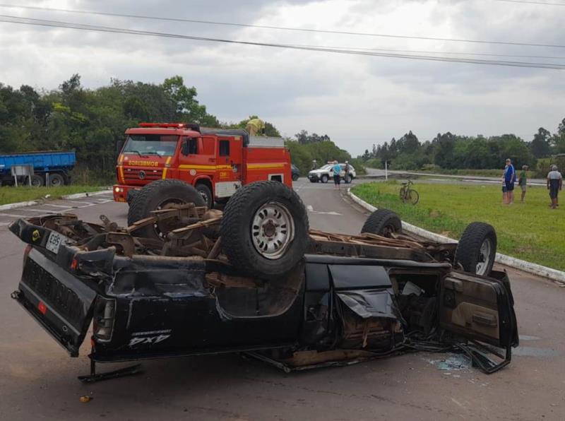 Colisão entre carro e caminhonete deixa dois feridos na ERS-412 em Vera Cruz