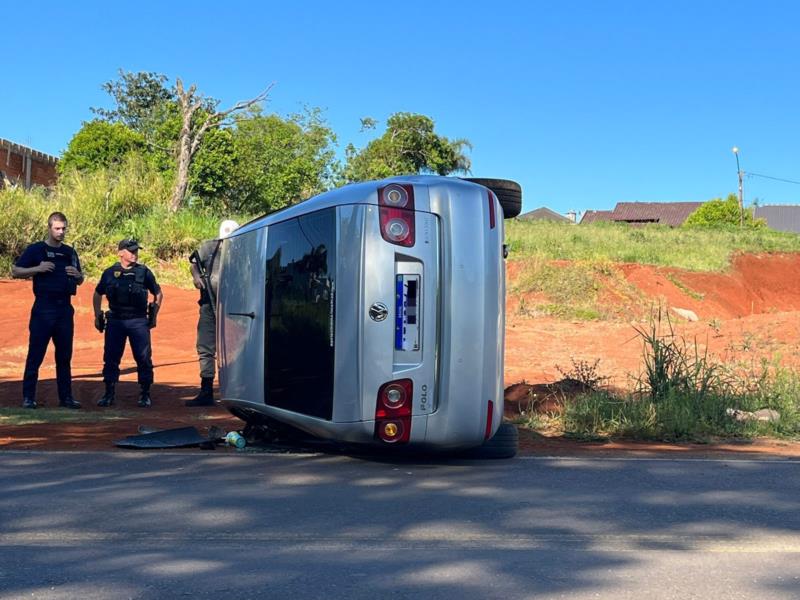 Motorista perde controle e carro tomba em Linha Santa Cruz