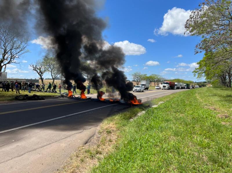 Manifestantes bloqueiam a BR-471 em Santa Cruz