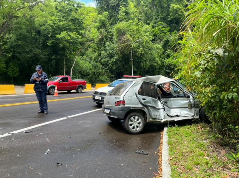 Acidente entre dois carros é registrado no Acesso Grasel