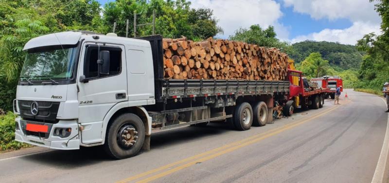 Dois homens ficam feridos em acidente envolvendo caminhões em Candelária