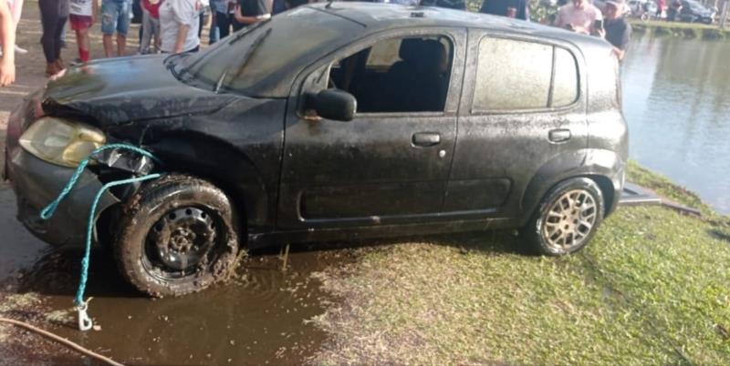 Veículo roubado é localizado dentro de lago no Vale do Taquari