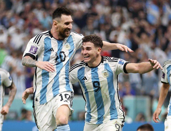 Com brilho de Messi e Álvarez, Argentina chega à final da Copa