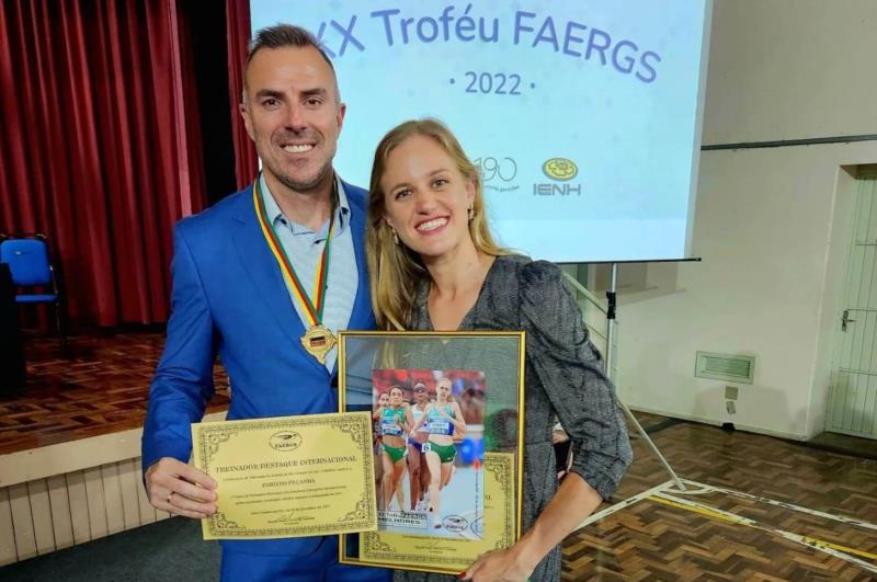 Jaque Weber recebe o troféu Atleta Destaque Internacional