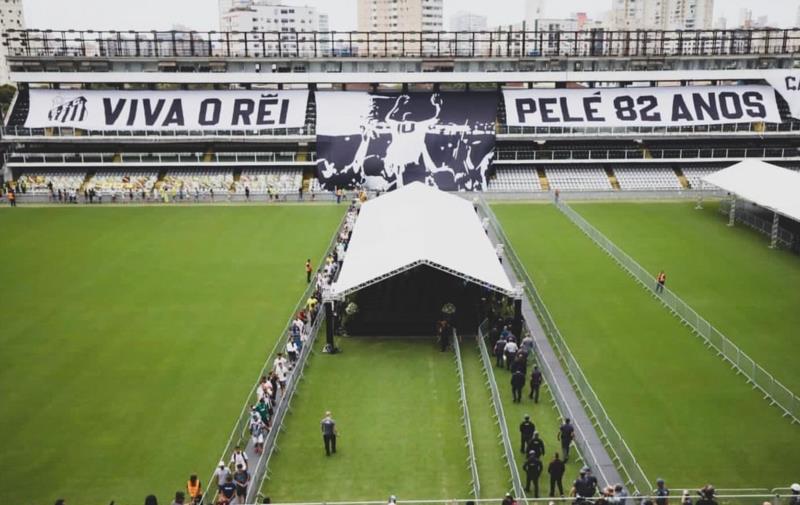 Corpo do Rei Pelé começa a ser velado na Vila Belmiro