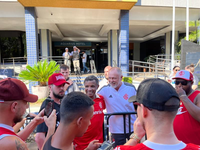 VÍDEO E FOTOS: Torcedores colorados recepcionam delegação do Inter em Santa Cruz