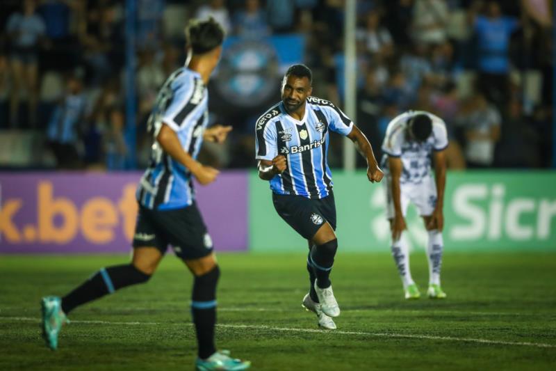 Grêmio vence com gol no fim e segue 100% no Gauchão