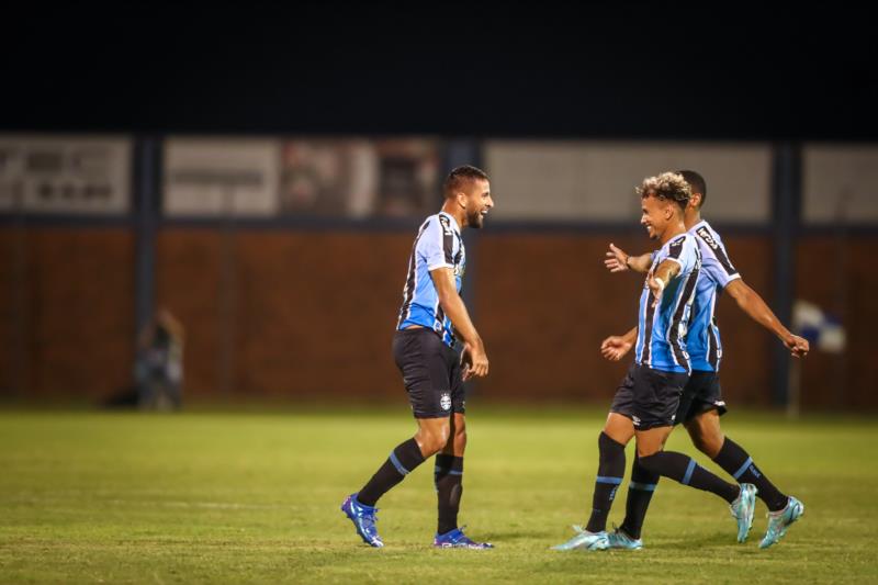 Grêmio vence e segue líder do Gauchão