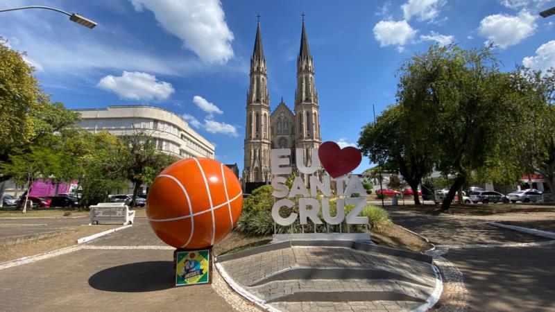 Praças e trevos recebem bolas de basquete em tamanho gigante em Santa Cruz