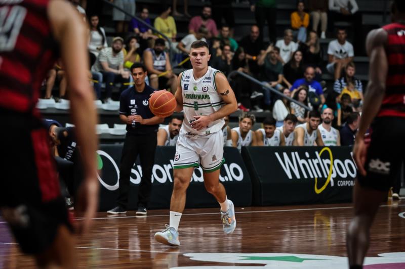 UniCo faz Arnão voltar a tremer e derrota o Flamengo pelo NBB