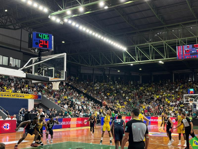 Torcida dá show, Brasil vence os Estados Unidos e se classifica para o Mundial de Basquete