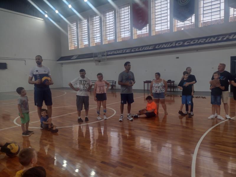 Oficina de basquete integra crianças autistas e pais