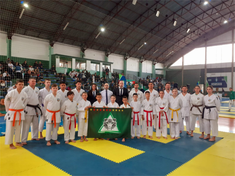 Vera Cruz acumula medalhas no karatê