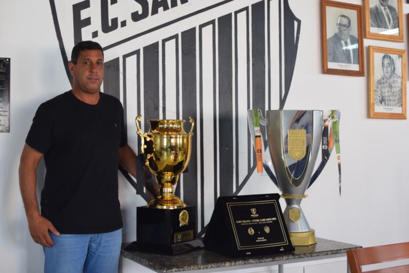 “Meu trabalho é uma forma de retribuir tudo que o Santa Cruz me proporcionou”, diz gerente do Galo