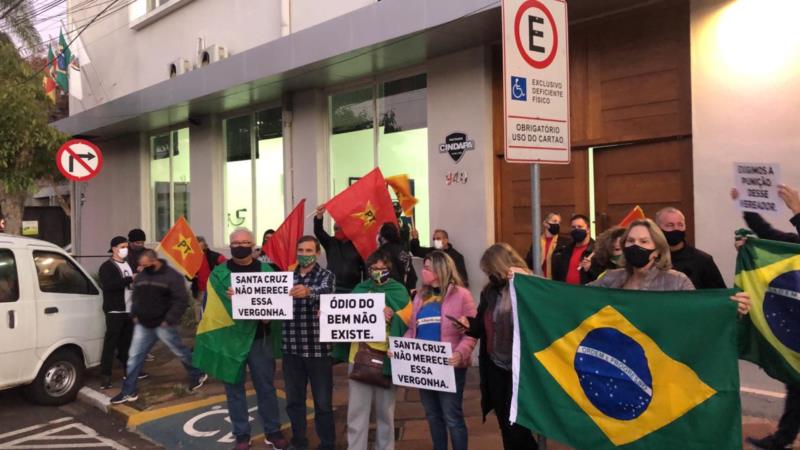 Grupos se mobilizam em frente à Câmara após fala de vereador