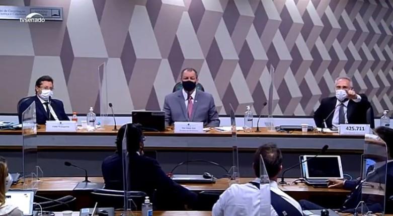 Reunião da CPI da Covid é suspensa após troca de ofensas entre Flávio Bolsonaro e Renan Calheiros