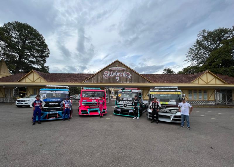 Caminhões da Copa Truck percorrem as ruas do Centro de Santa Cruz