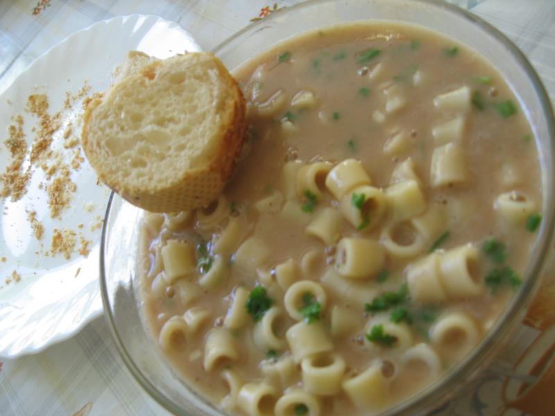 Sopa de feijão com macarrão e legumes