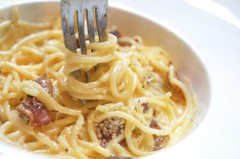 Macarrão à carbonara cremoso