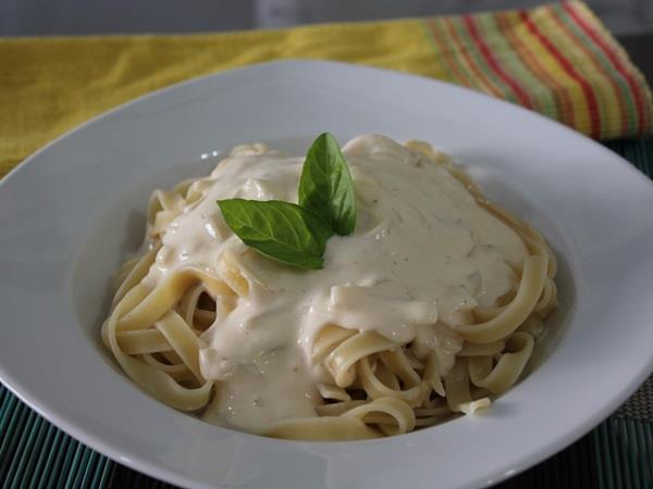 Macarrão ao molho branco