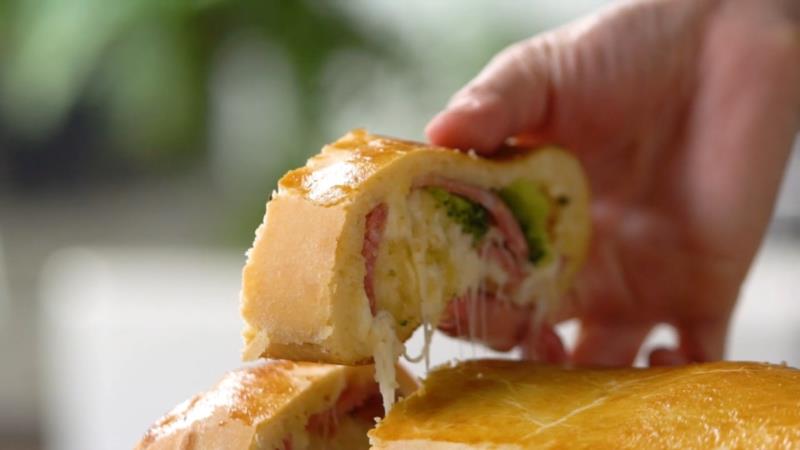 Pão Recheado com Calabresa, Brócolis e Queijo