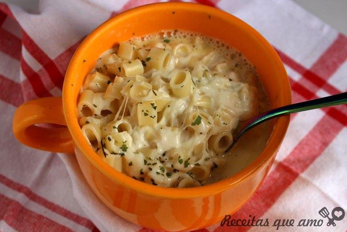 Macarrão com queijo no microondas